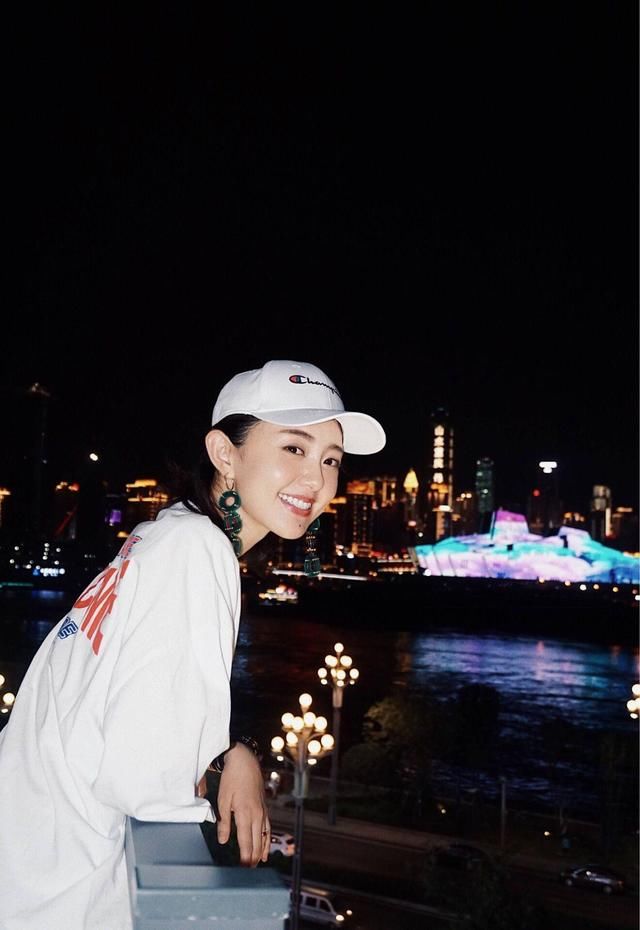 看到孙耀琦这么穿，我也想剁手，大晚上的可显美了