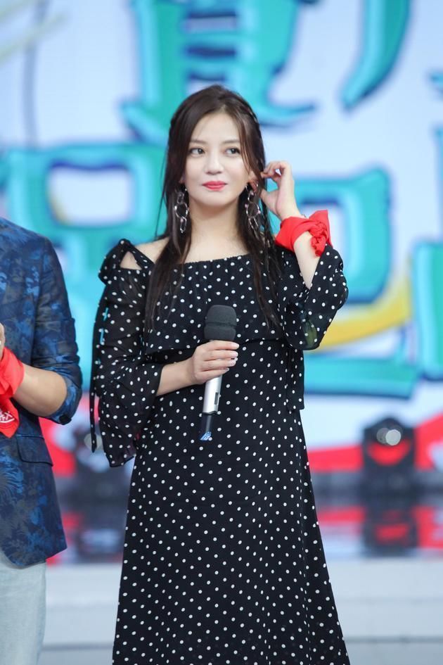 辣妈刘芸靠梳小辫子嫩回18岁，赵薇舒淇也对它宠爱有加，美炸了!