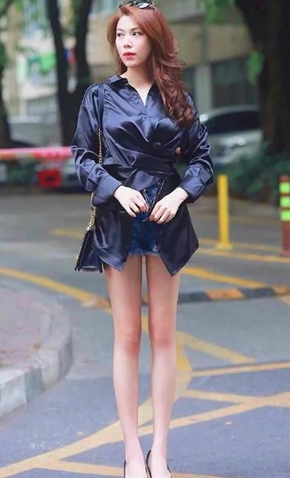  「休闲裤」街拍：软玉温香的美女，一件墨绿色上衣配休闲裤，时尚魅力十足