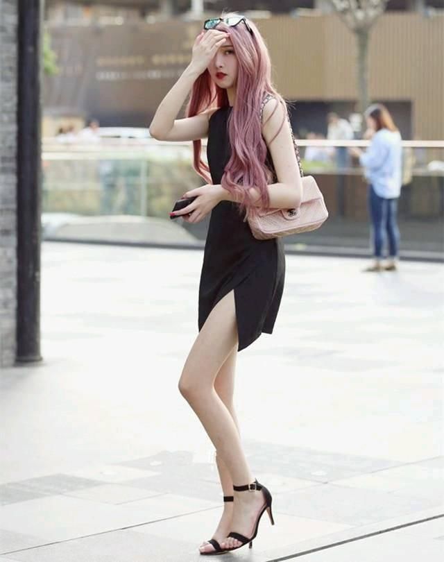 街拍 长腿美女穿真好看，有多少男人能Hold住呢?因为她太养眼