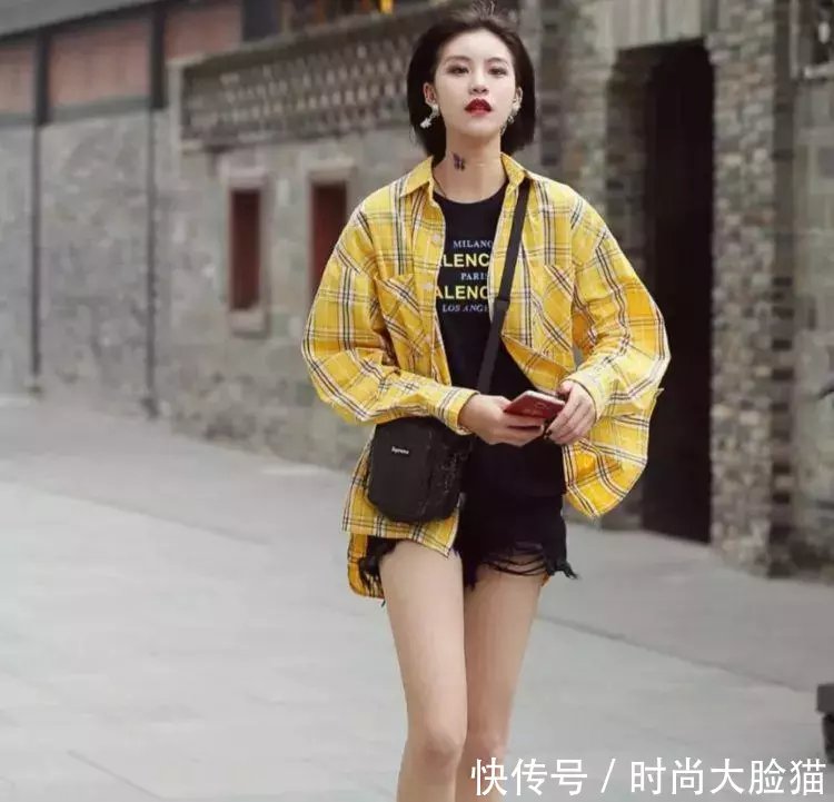 三分天生气质,七分自修气质,尽显小姐姐凹凸有致的好身材