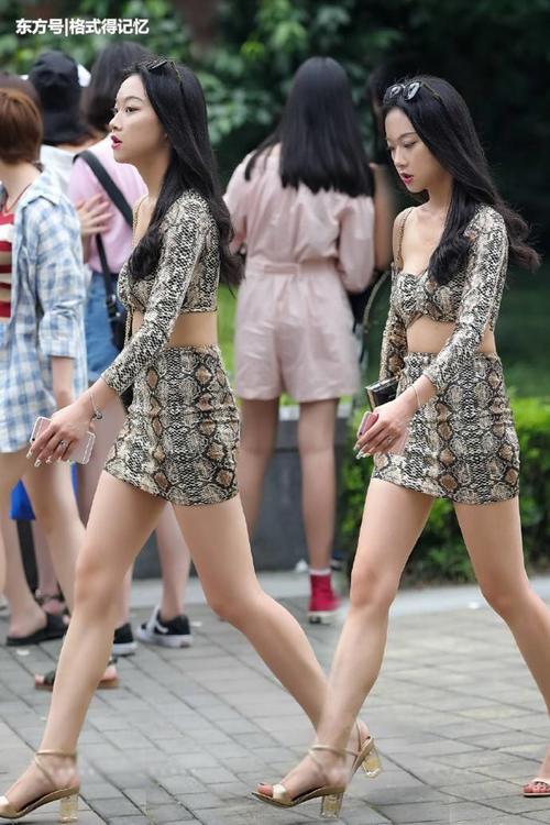 小姐姐这件套装好有魅力，网友：能不能把里面的衣服给遮完啊！