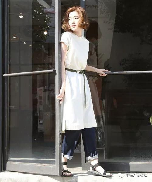 让洋装跟裤子的日系搭配取得视觉平衡，夏季女生时尚穿搭术介绍