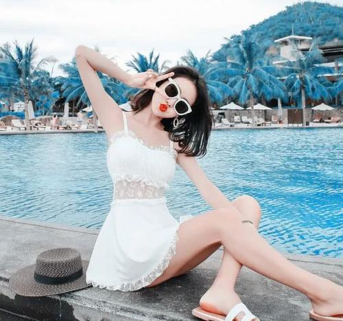 小姐姐身穿时尚的泳衣！展现出了女人独有的魅力！