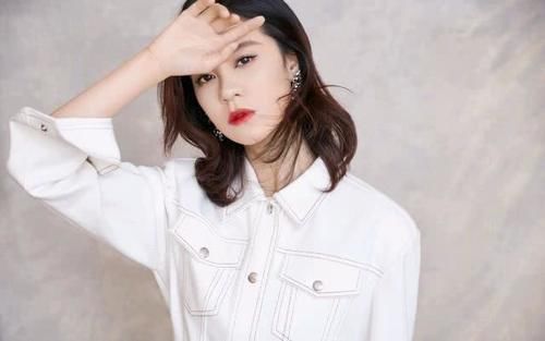「连衣裙」郁可唯是才华与颜值并存的女子,身穿白色工装裙配短靴,又美又飒