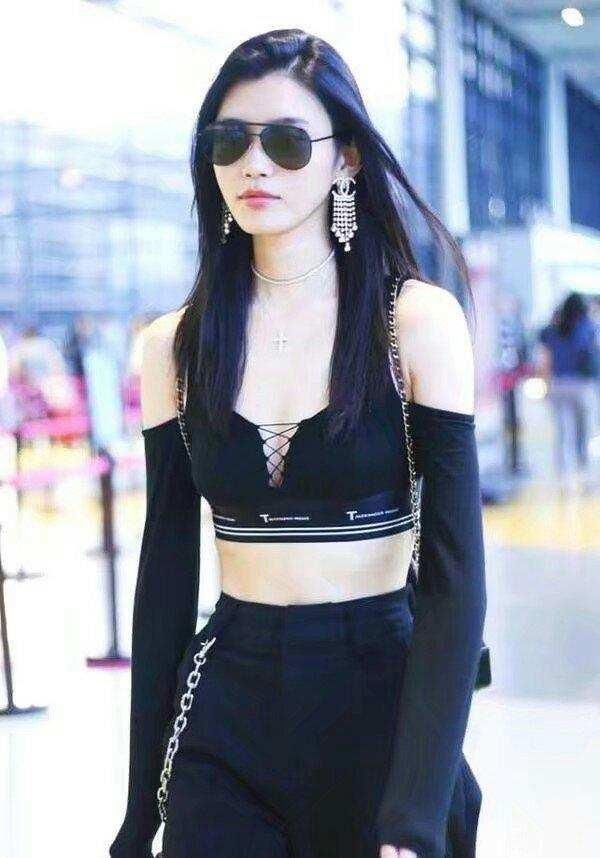 奚梦瑶一摔成名,如今竟敢机场秀内衣,网友:脑子摔坏了吧!