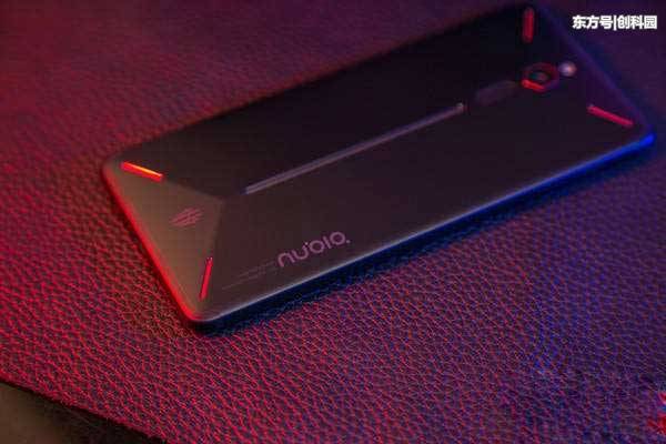 努比亚红魔系统更新了还带了自定义灯带看起来