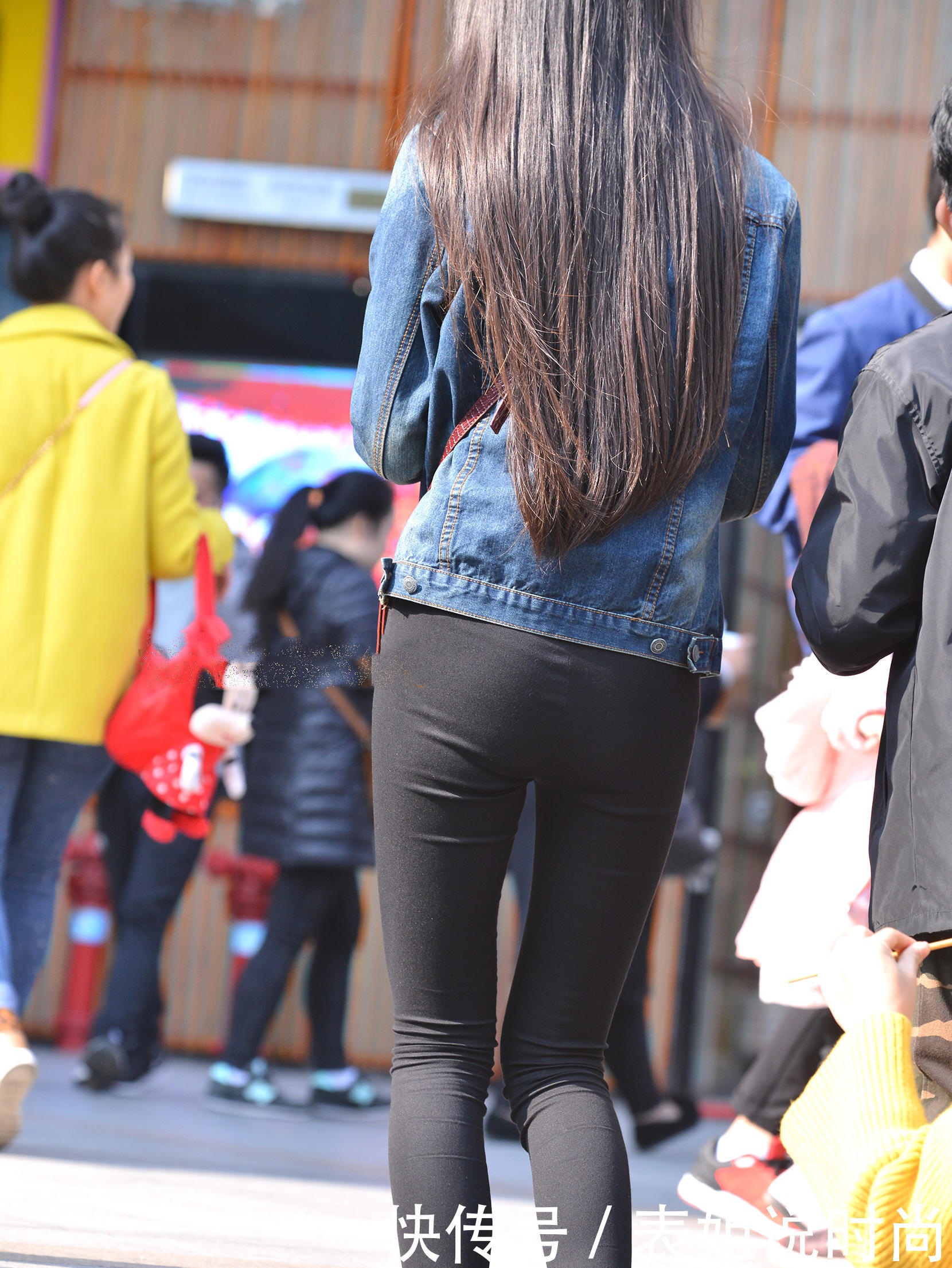 气质小姐姐紧身裤勾勒迷人线条，边走边吃冰淇淋，表情呆萌