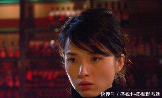 「丈夫」李佳晒丈夫早起照,靳东累得睁不开眼,还不忘搂着儿子