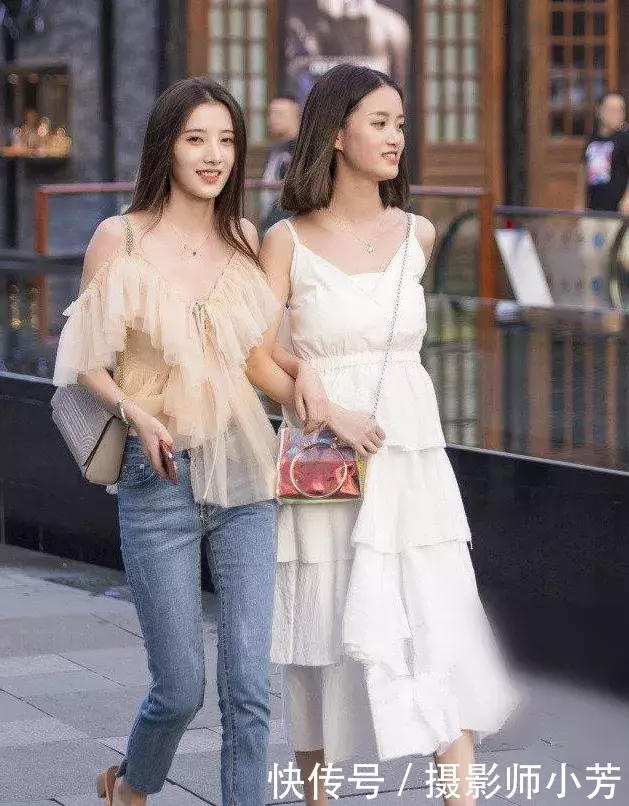 街拍：动人心弦的打底裤美女，柔韧性非常好，一字马很标准!