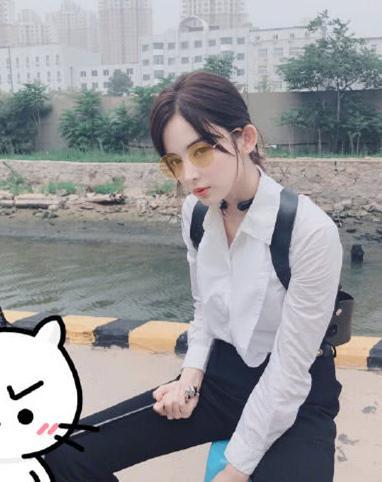 古力娜扎近照认不出,面容精致像“假人”,网友:网红脸的高级版