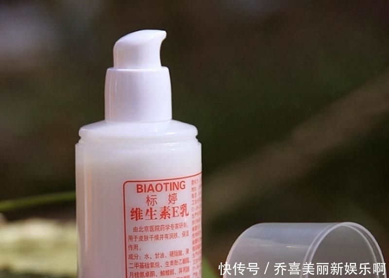 「软膏」才十几块钱小软膏,早晚都涂在脸上,不出两周,皱纹都变淡了