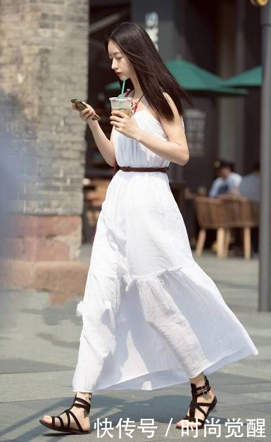 街拍: 几位小姐姐的皮肤白嫩, 最后一个简直像仙女!