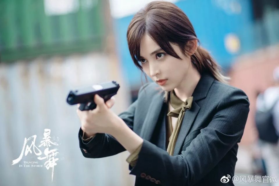 娜扎预测黄铜包边帆布鞋将成爆款，Tory Burch把浪漫融入运动风!