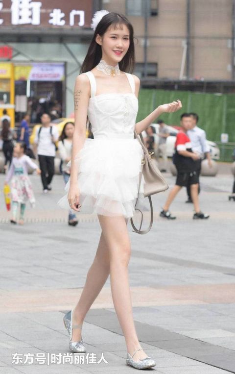  #美女#红色吊带配牛仔裤紧致显身材，穿红色高跟鞋好有女人味