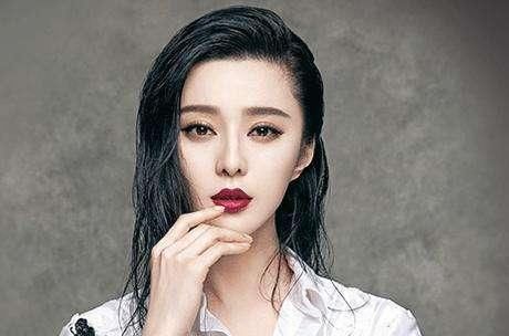 墙倒众人推，范冰冰想以怀孕逃脱处罚，却遭到港媒与名导爆料！