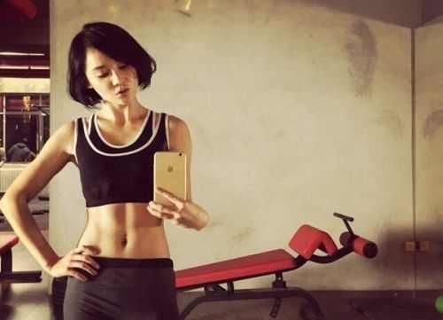 袁珊珊穿短裤欲秀腿，却被吐槽大小腿一样粗