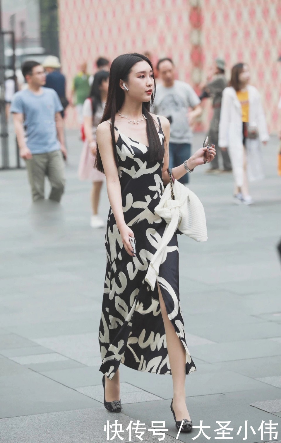 表情|美女街拍:抿嘴的表情为什么这么可爱,眼睛里透着俏皮小机灵的光