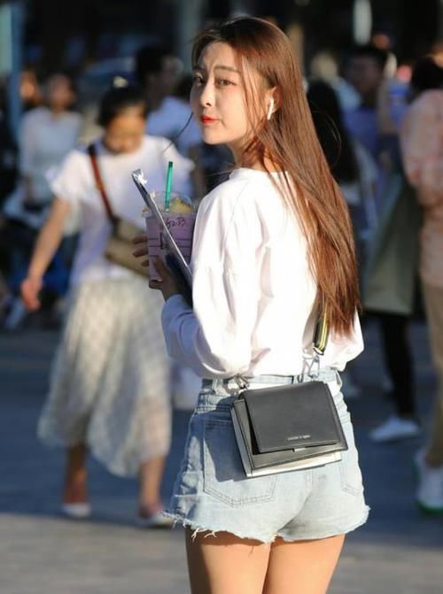  「长款」街拍：雪肤花貌的美女，一件白色的长款外套，时尚清新气质迷人