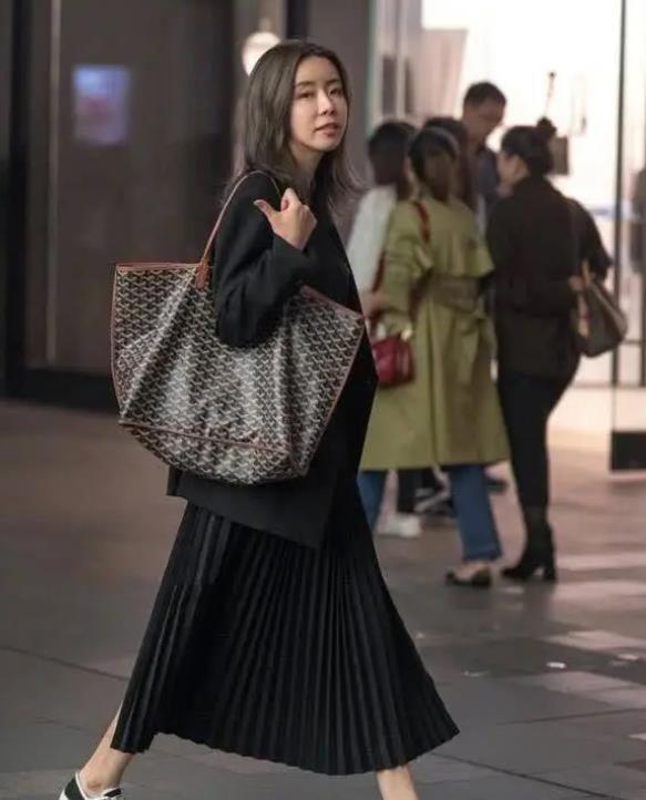 风范|街拍:明眸善睐的美女,一件黑色上衣配浅色牛仔裤,时尚气质风范