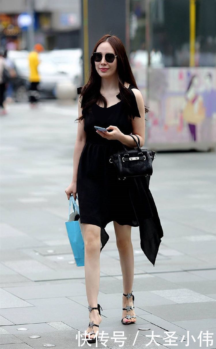  #气质#美女街拍：穿高跟鞋的女生，散发出青春时尚的气息