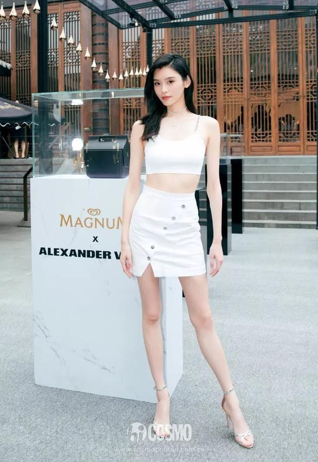 时髦办｜两个月不见的刘亦菲穿上牛仔裙更美了