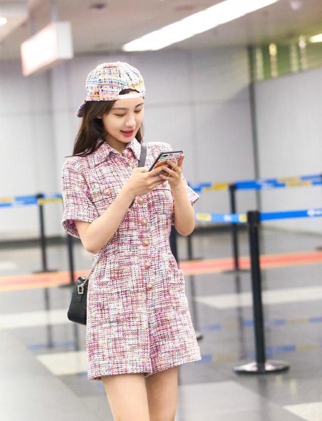 李菲儿我知道你身材好，但你不要随意穿“睡衣”出来呀