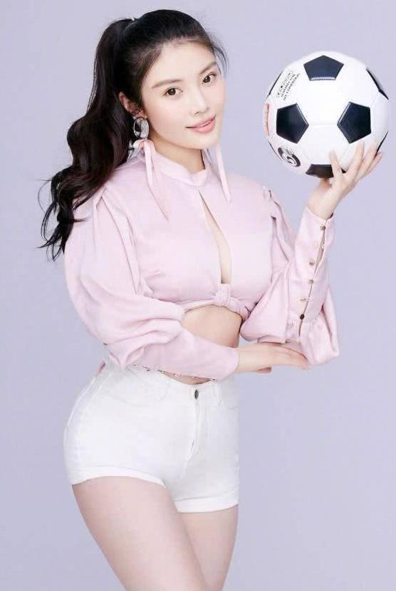 大嫂徐冬冬太会撩了，打五个“结”都藏不住性感，不愧是足球宝贝