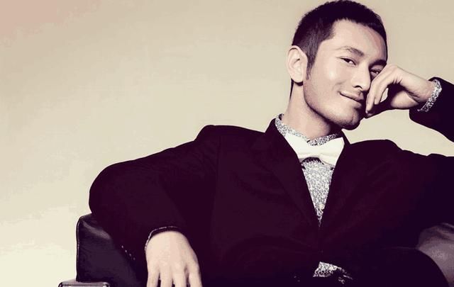 杨颖朱一龙机场拥抱亲吻额头，网友现场拍摄，破除身高作假嫌疑