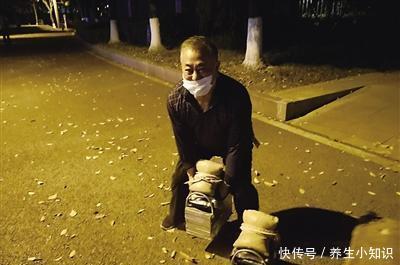  『男子』56岁男子穿140斤铁鞋散步 坚持15年身体越来越好