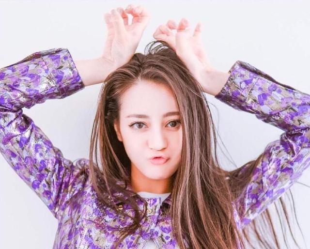 郑爽短发显干练，热巴长发最迷人，看众多女星染发，她却好似大妈