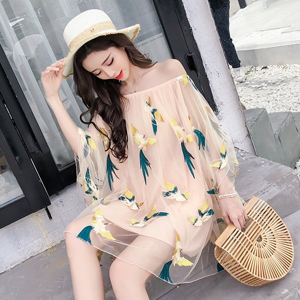 泳衣扔了吧!现在海边度假都穿“沙滩裙”，迷得路人一路三回头