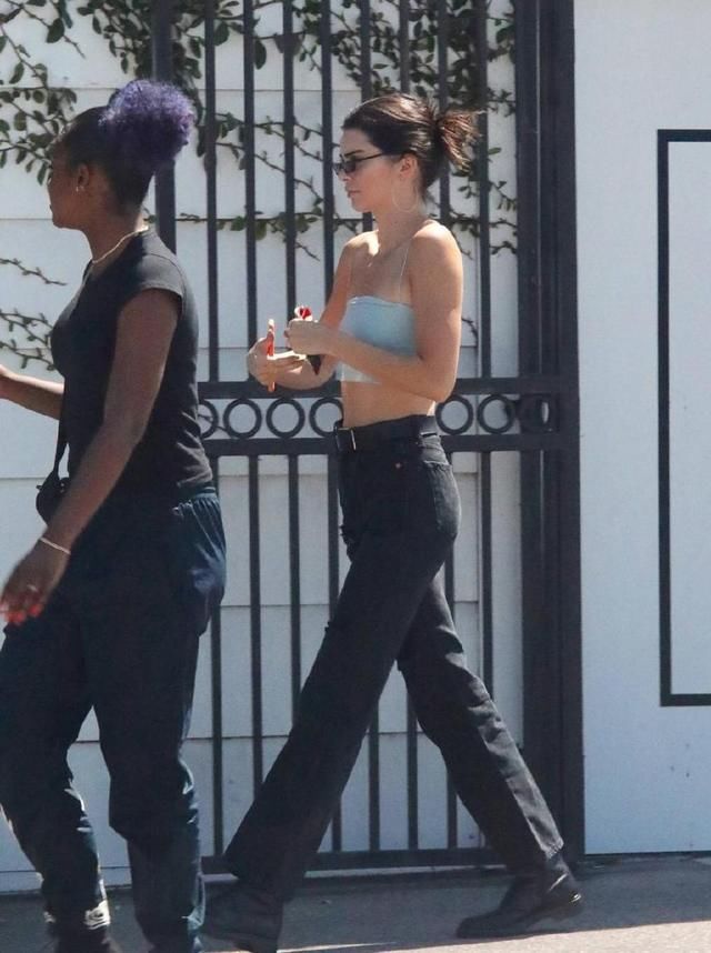 维密肯豆紧身抹胸裙都穿不满，不停用手去提，脚上7000多的鞋抢镜