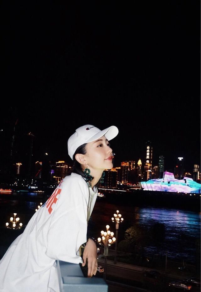 看到孙耀琦这么穿，我也想剁手，大晚上的可显美了