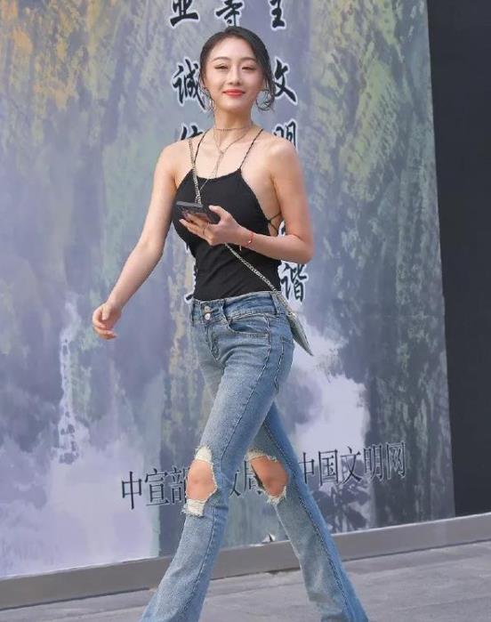 【气质】街拍秋水伊人的美女,一条橘色的一字肩连衣裙,时尚魅力气质