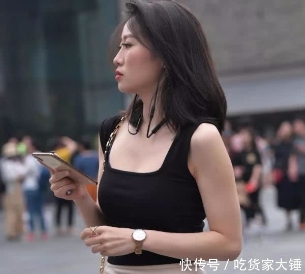  『吊带』时尚街拍：黑色吊带搭配紧身包臀裙，简约清新，彰显东方女人感性