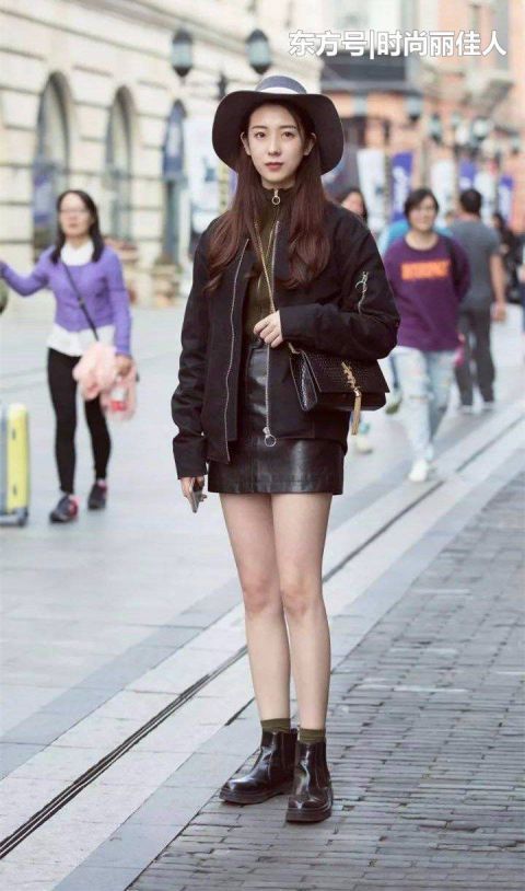  #白底#白底V领连衣裙，配上一双银色高跟鞋，和美女的气质显的很搭