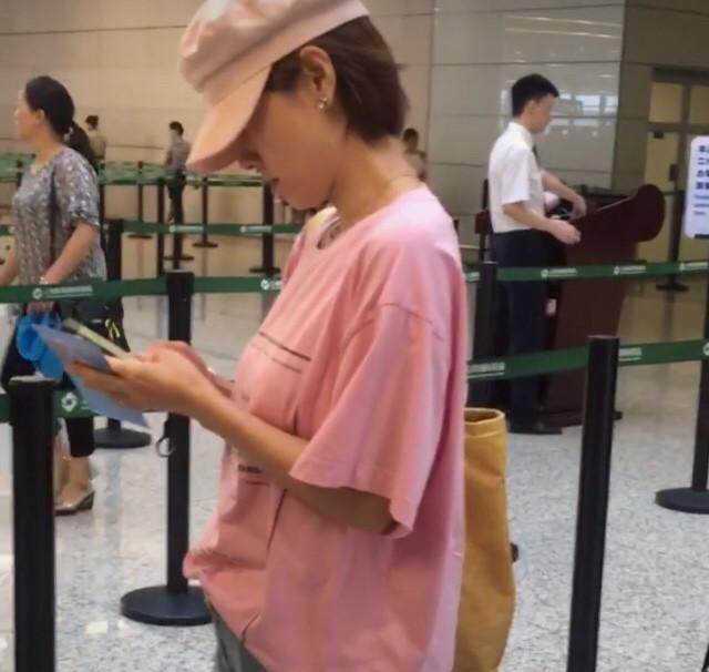 马伊琍也穿了破洞牛仔裤，可破洞太大露了不该露的，网友：好尴尬