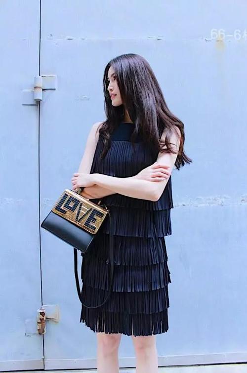 何穗不愧是超模，裤子那么多洞竟然都勒不出肉，腿粗的人就尴尬了