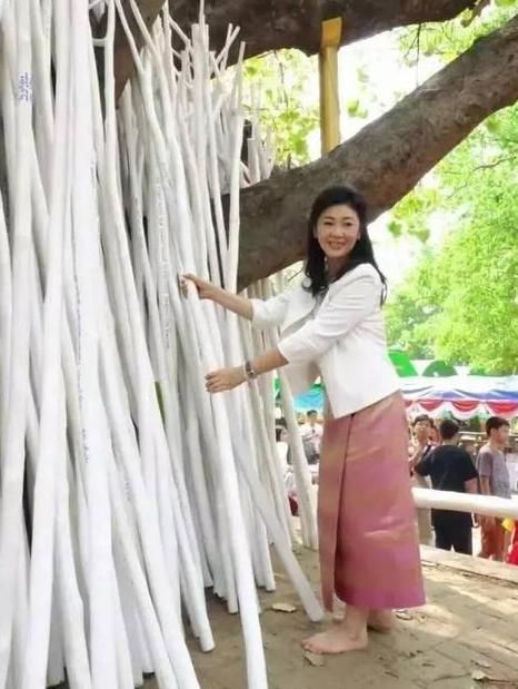 泰国美女总理英拉:白皙细嫩脚丫很吸引人,大红色唐装太抢眼了!