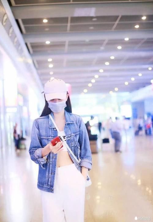 乔欣比超模还敢穿,外套敞开露出内衣真大胆,网友:深藏不露