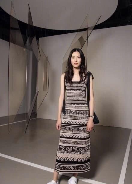 刘雯厉害了!只靠一身长到脚踝的裙子撑气场，网友:一般人不敢穿