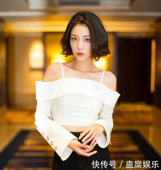 杨幂旗下小花们打包全出动 参加同一场活动迪丽热巴造型最丑