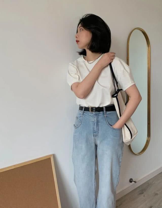  小白衫■打底衫已经过季，今年这种爆款小白衫很流行，简约清爽又不掉档次