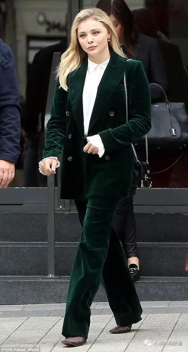 超敢穿!超杀女格蕾斯以贴身印花长裙惊艳亮相