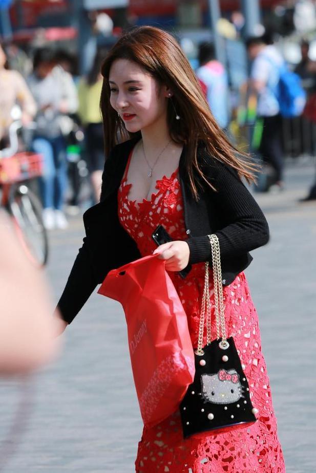 街拍：一身红裙美女性感撩人！网友：主要是裙子上有窟窿