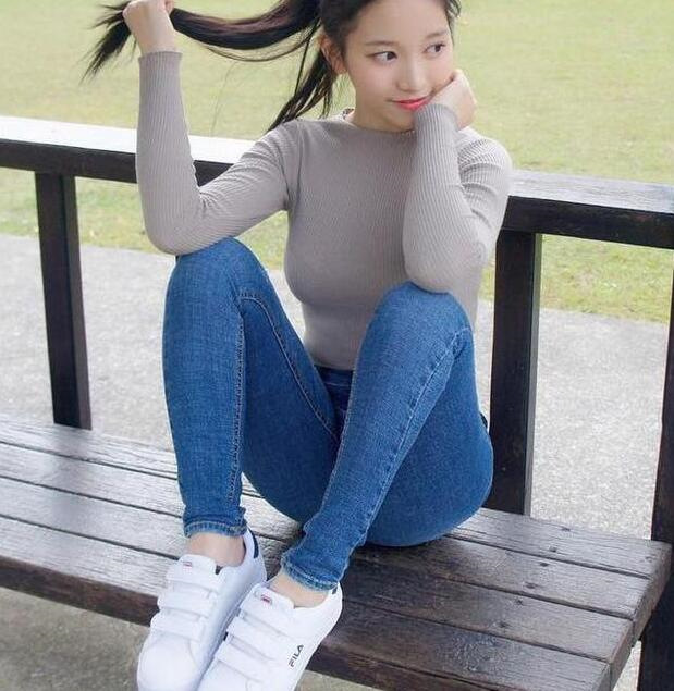 街拍美女：牛仔裤美女穿出优雅高级感，增添沉稳气质！