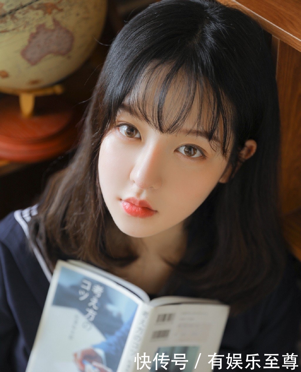  「美女」黑色校园制服清纯美女含情脉脉私房写真
