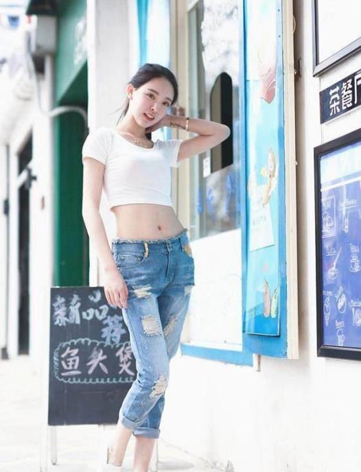 短袖:街拍:香草美人的美女,一件黄绿色的短袖配黑色短裤,青春靓丽范