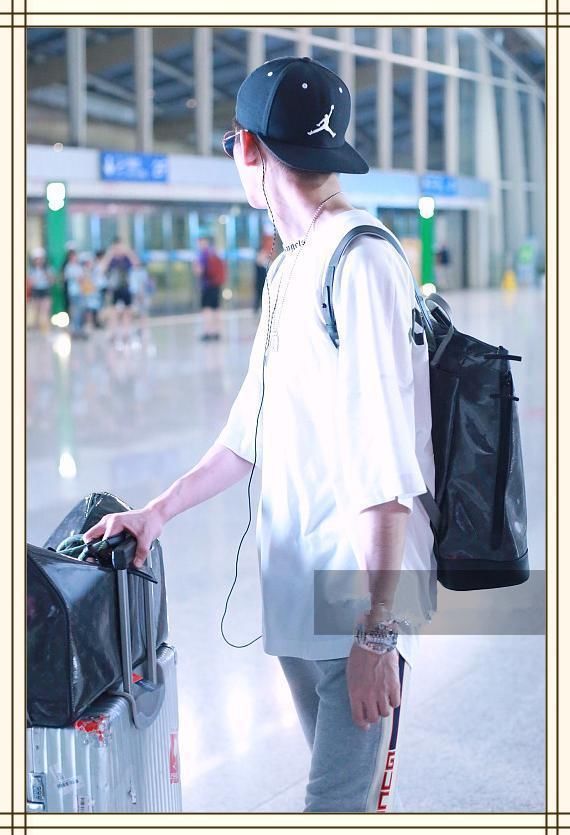 乔杉是34岁，张翰也是34岁，二人同现机场，差距竟如此尴尬?